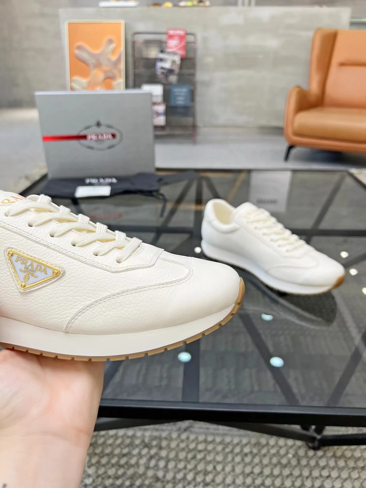P400 38-45 Prada Prada’s new men’s leather sneakers, the highest version on the market, any comparison is welcome🆚! The original leather has excellent texture and is super high-end! Fetal sheep net lining imported from Italy, removable pad! Luxurious materials and fine workmanship, highly recommended!